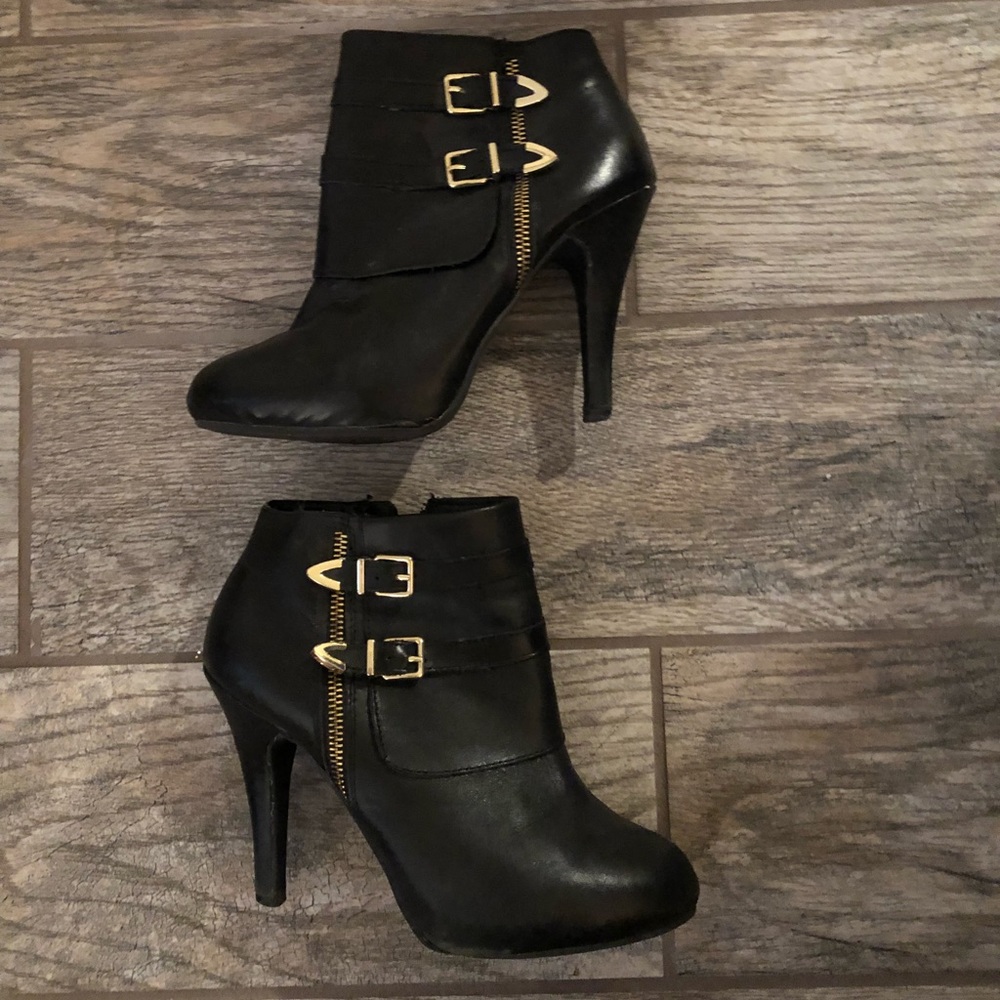 Me Too Lawn black leather booties size 7.5 GUC